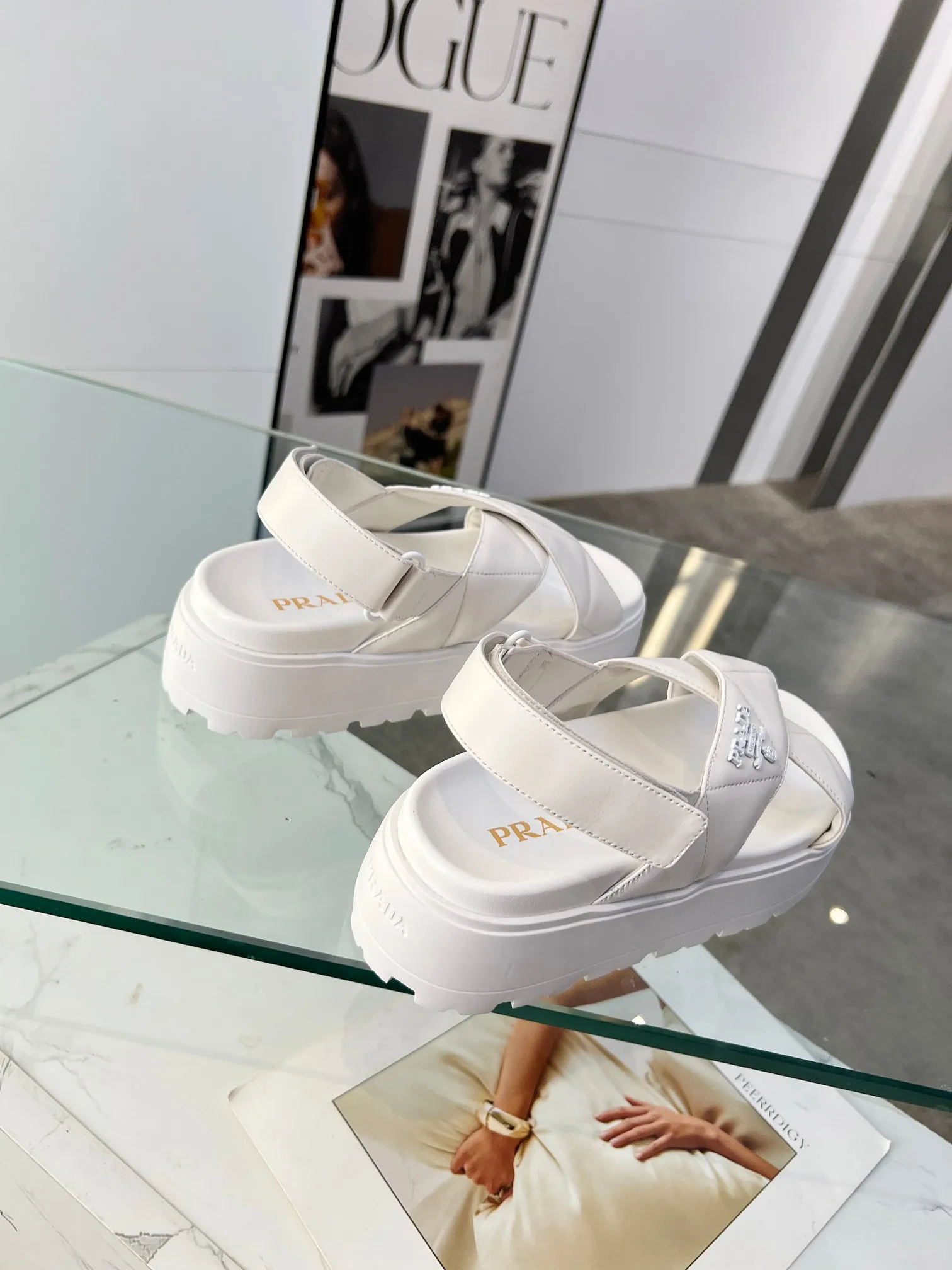 👟👟Ex-factory price 460👟👟 PRADA 2025 vs spring and summer popular sandals series... [Thick-soled double-button sandals] Original 1:1 customization, this year's most fashionable and popular retro British style, simple and elegant, all styles are good-looking, platform thick soles make you slimmer and taller, very comfortable, fashionable and versatile... Many Internet celebrities are on their feet. These platform round-toe thick-soled shoes are very popular this year. They can be worn (increased) for both leisure and leisure. ❶Material: Customized imported calf leather ❷Inner: Customized imported sheepskin ❸Outsole: Original molded ultra-light outsole ❹Sole thickness: 5.5cm ❺Number of yards: 35-40 ❻Packaging: Original full set of packaging ☀Color: Official website updated simultaneously